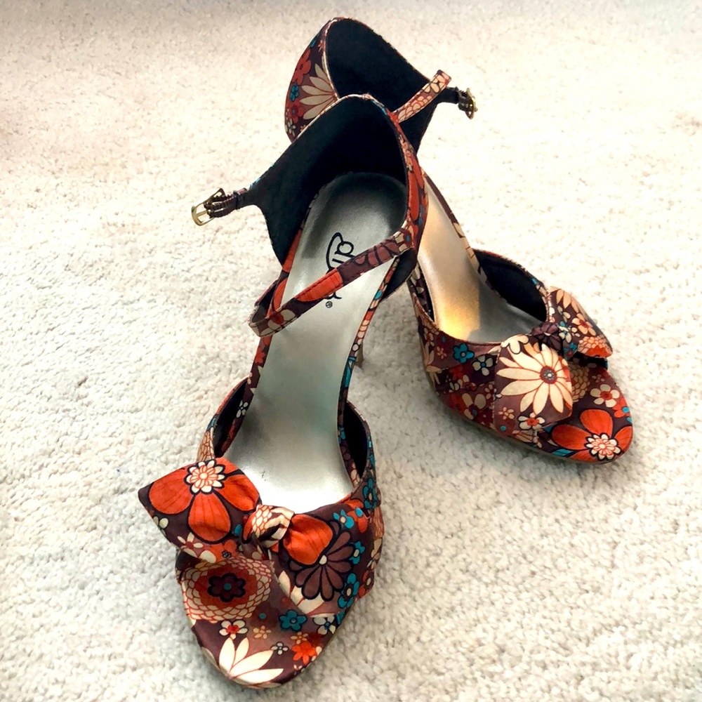Diba Size 7 Brown/Rust Floral Fabric/Leather Heels